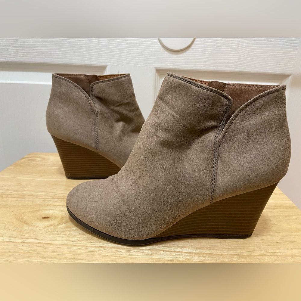 Womens Ankle Boots Booties Wedge Size 9 Faux Leather Suede Brown Tan - Picture 1 of 8